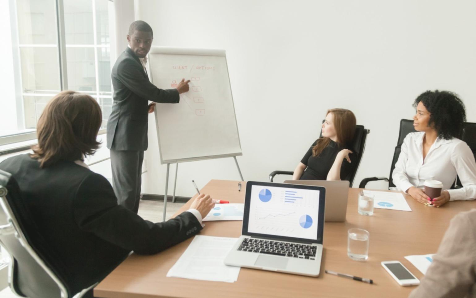 Profesionisti lucrand la strategii financiare avansate